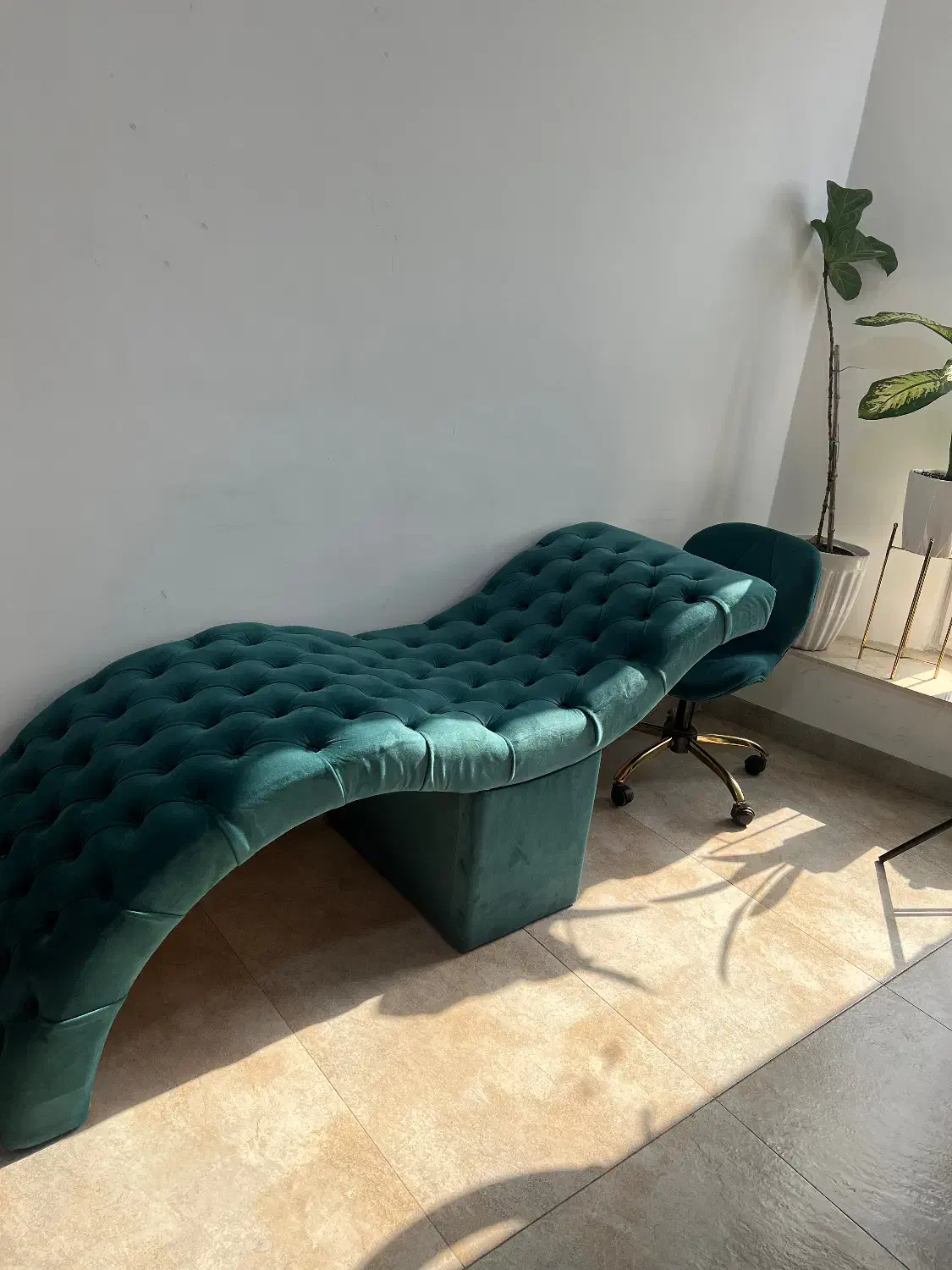 تخت مژه و میکرو با صندی زین اسبی|آرایشگاه و سالنهای زیبایی|صومعهسرا, |دیوار