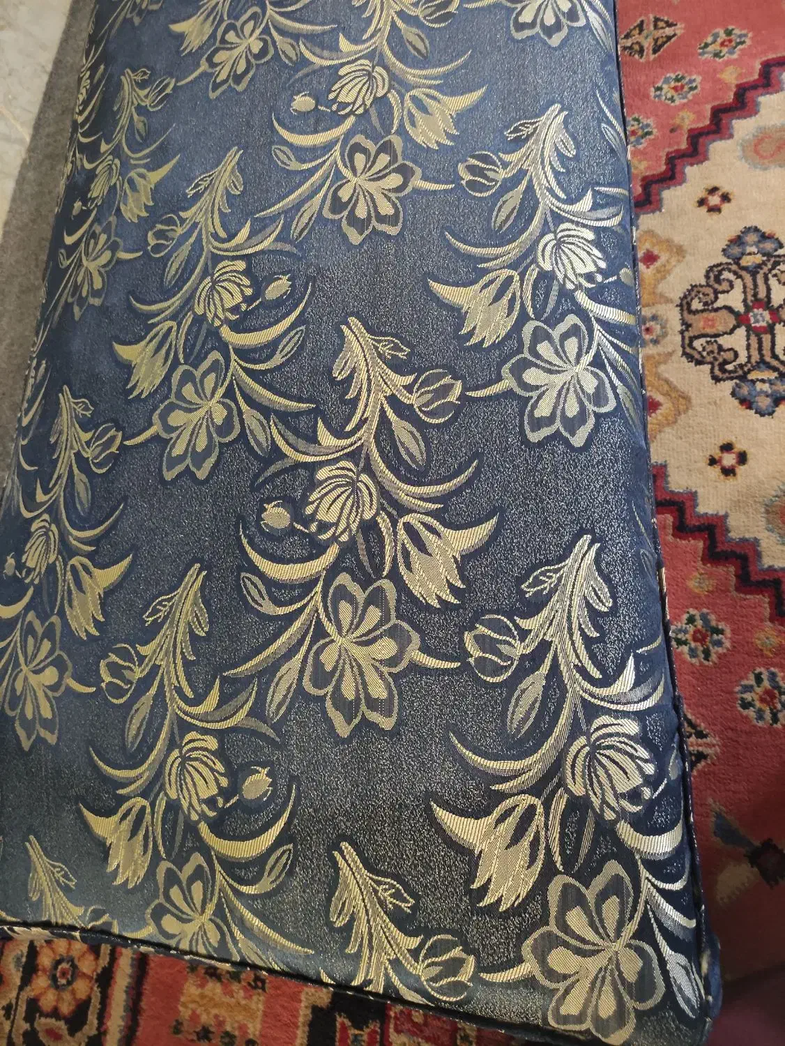 یک جفت پشتی نو|پشتی|اراک, |دیوار