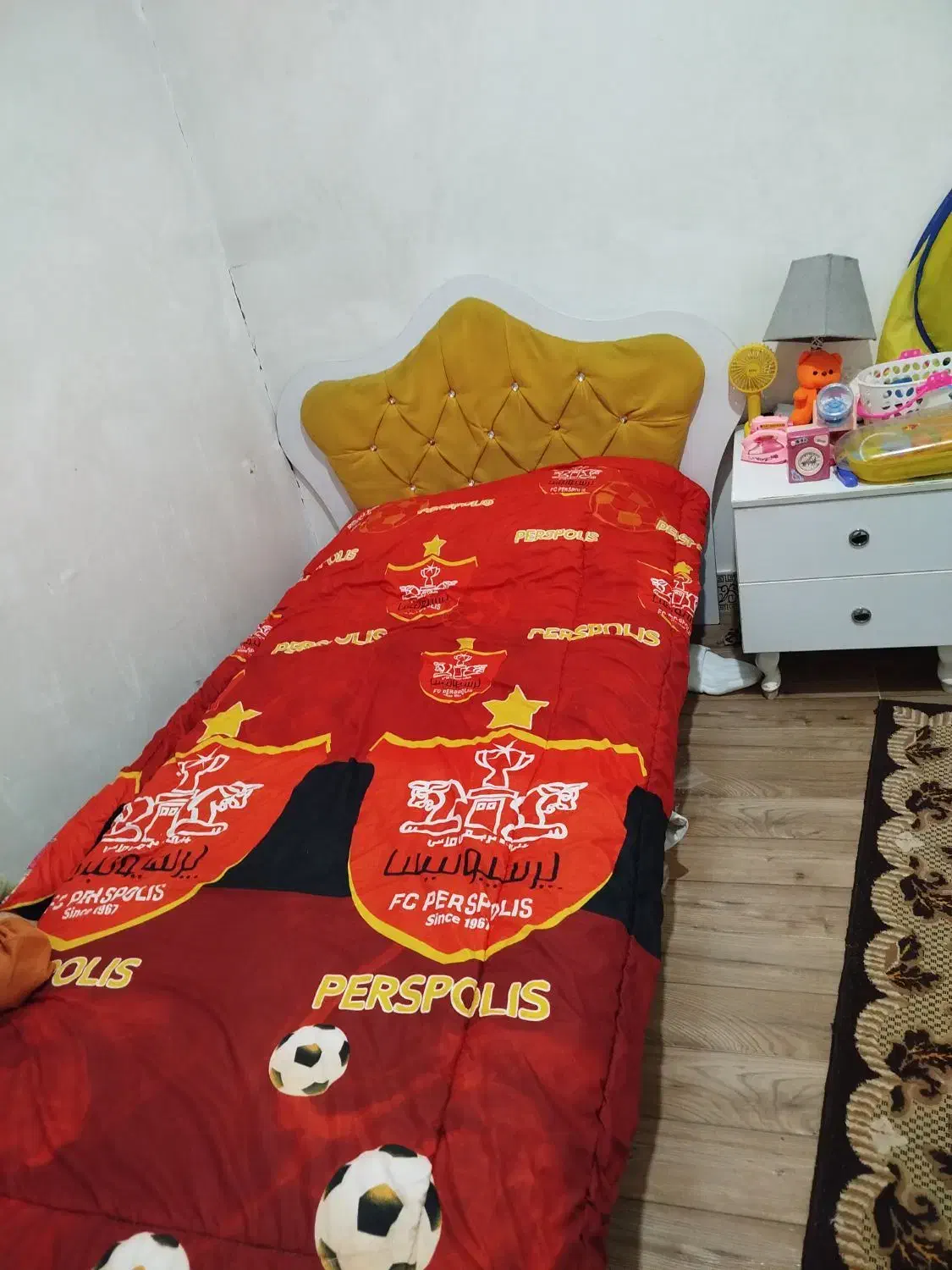 تخت نوجوان همراه با میز و اینه|تخت و سرویس خواب|ورامین, ورامین|دیوار