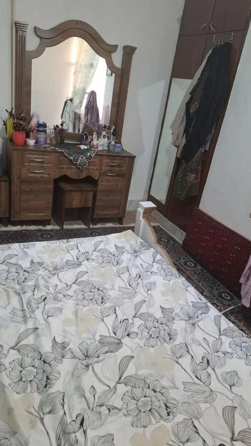 سرویس خواب|تخت و سرویس خواب|آشخانه, |دیوار