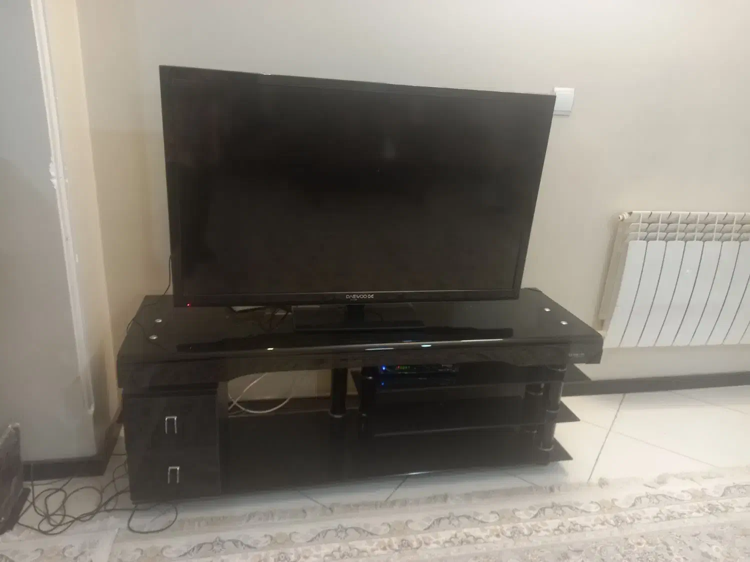 تلویزیون با میز تلویزیون . سایز ۴۸  مدل دوو.سالم|تلویزیون و پروژکتور|اصفهان, شاهزید|دیوار