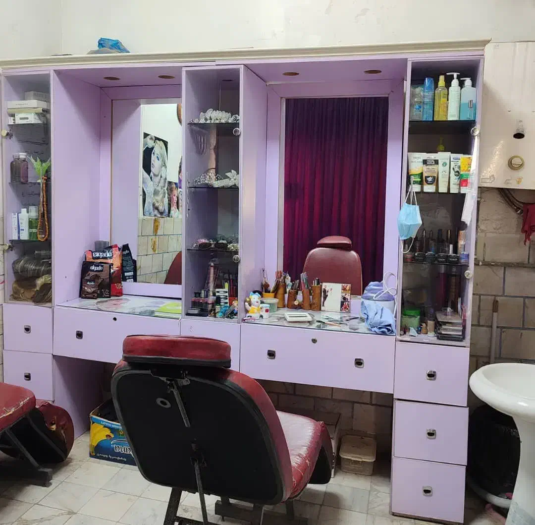 ویترین آرایشگاه|آرایشگاه و سالن‌های زیبایی|بهارستان, |دیوار