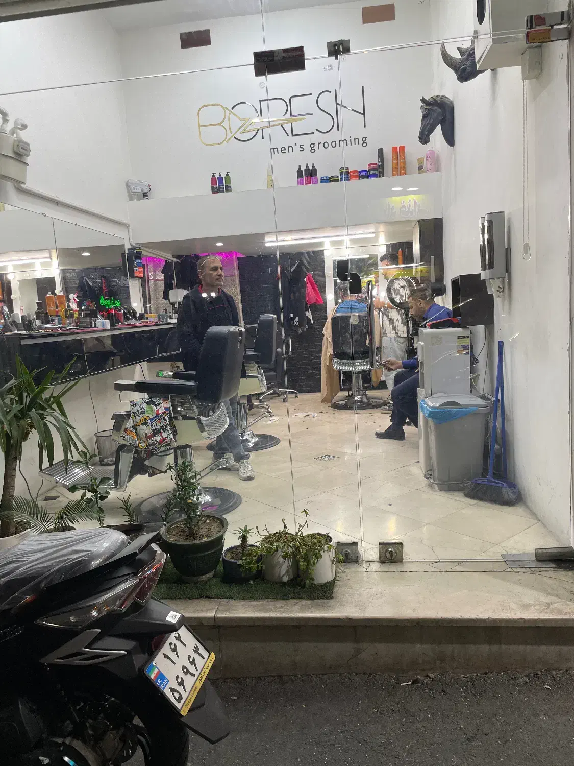 همکار اقا ارایشگر و کار آموز ساکن غرب تهران|استخدام درمانی، زیبایی، بهداشتی|تهران, صادقیه|دیوار