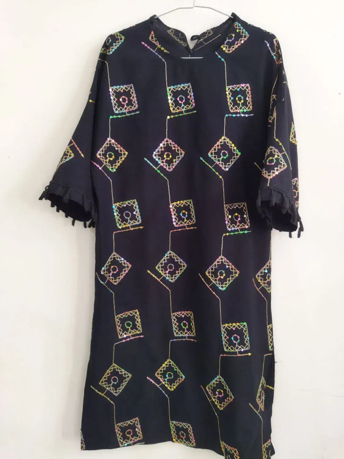 مانتو|لباس|مشهد, نیزه|دیوار