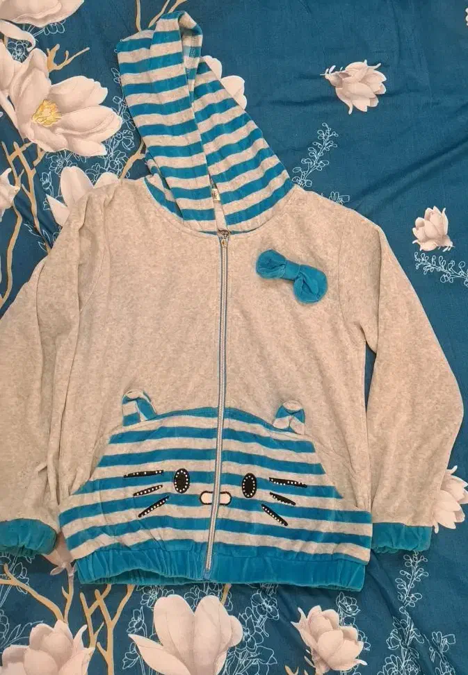 سویشرت دخترانه مخملی زیبا در حد نو|کفش و لباس بچه|یزد, |دیوار