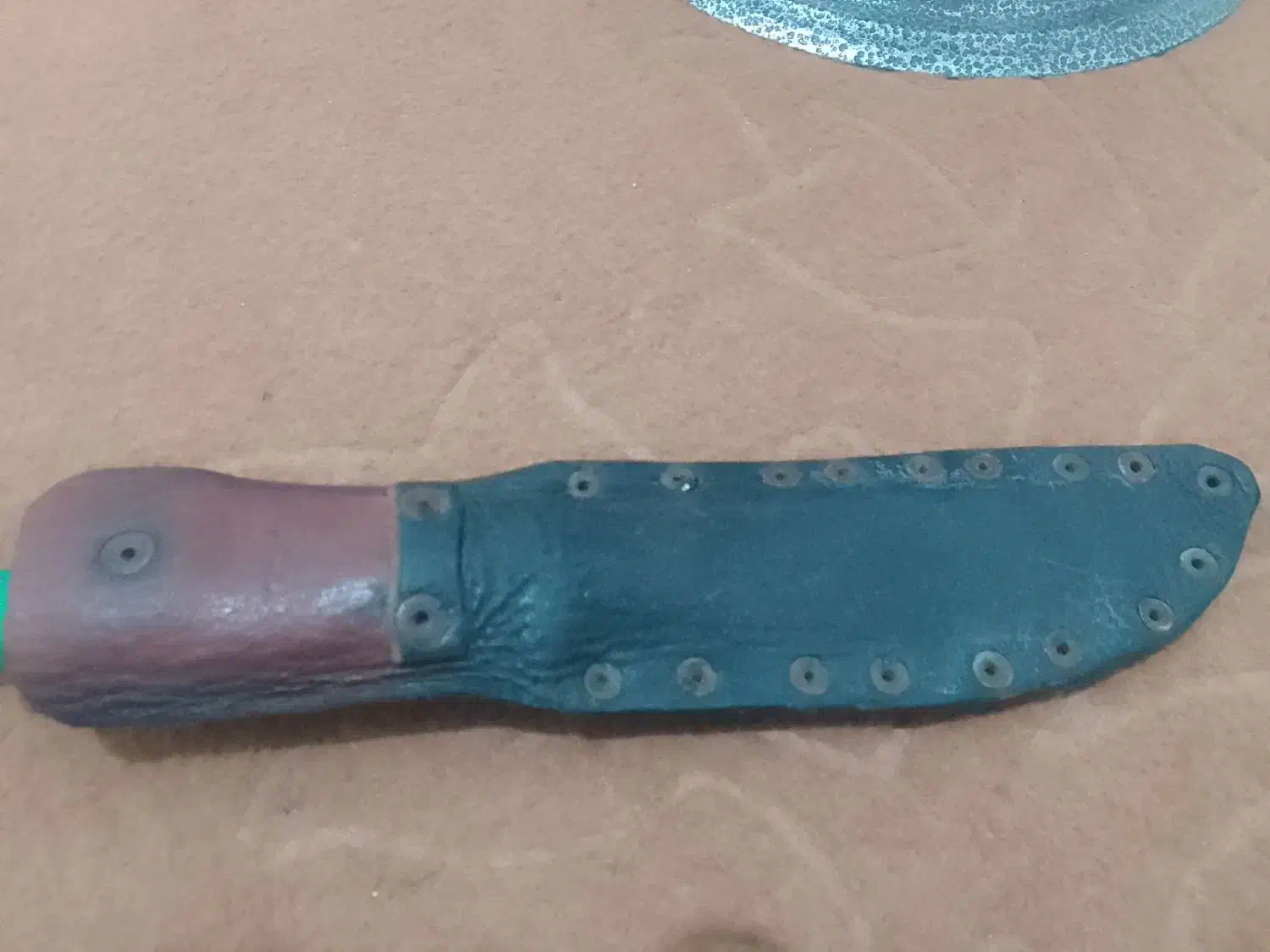 چاقوی تیز و خوش دست با غلاف چرم و باقیمت مناسب|کوهنوردی و کمپینگ|آزادشهر, |دیوار