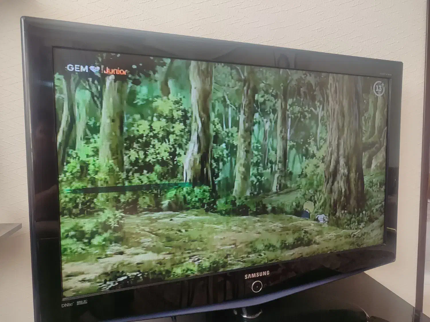 تلویزیون به همراه میز تلویزیون|تلویزیون و پروژکتور|شاهینشهر, شهرک گلدیس|دیوار