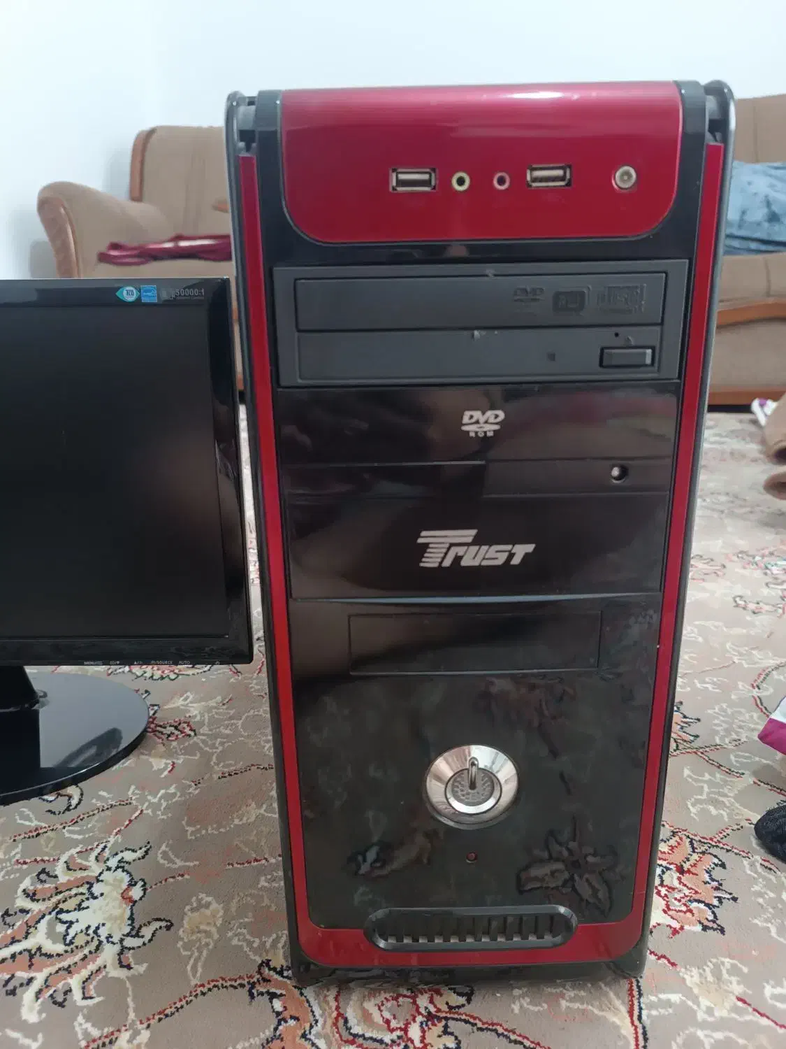 مانیتور سامسونگ و کیس کامپیوتر با کیبورد باهم|رایانه رومیزی|پرند, فاز ۶|دیوار