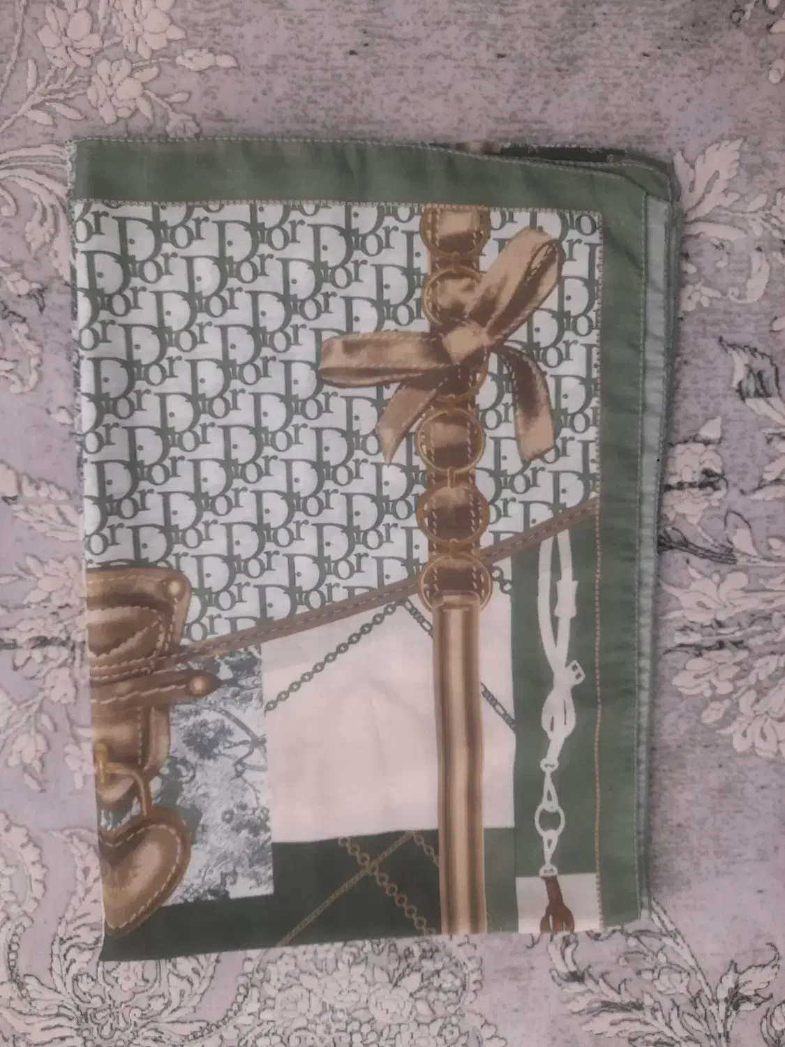 تعدادی شال در حد نو|لباس|آستانه اشرفیه, |دیوار