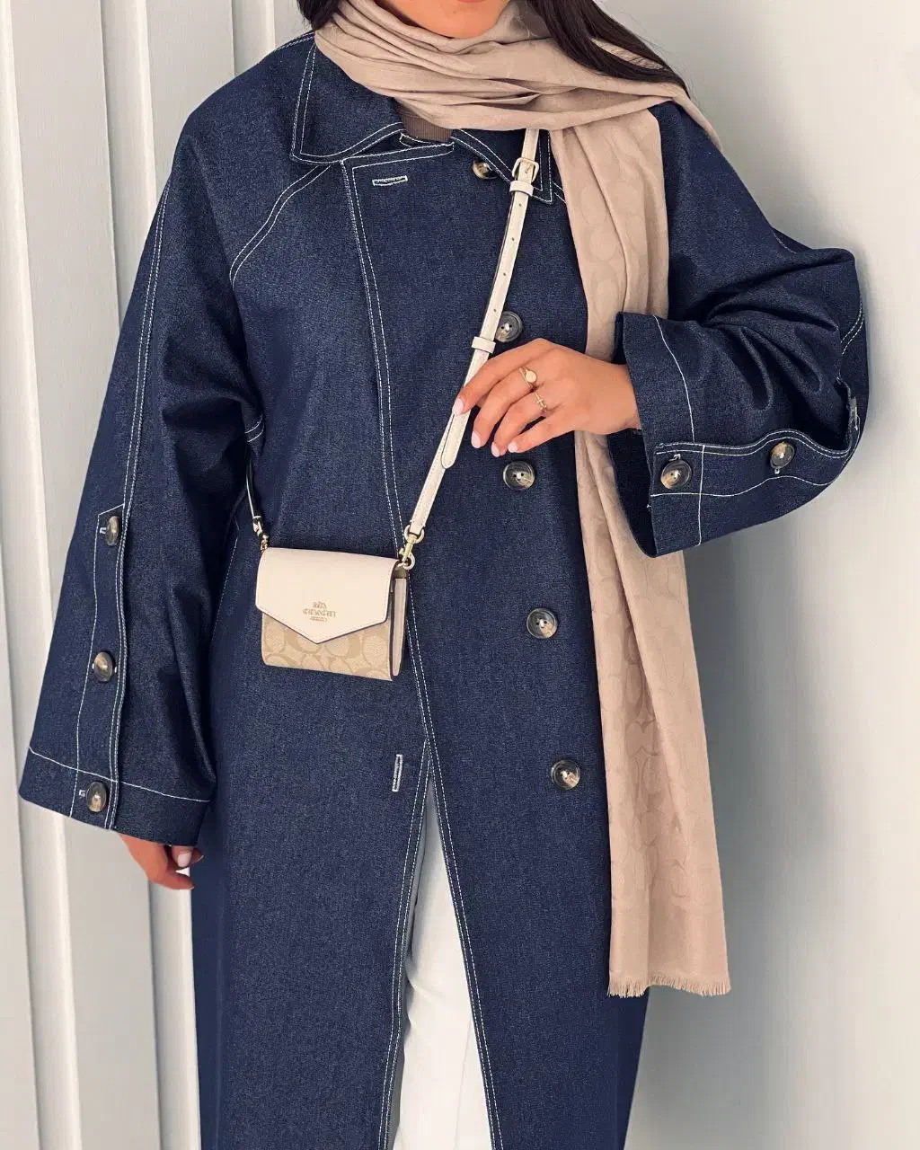 اور کت جین|لباس|گلوگاه, |دیوار