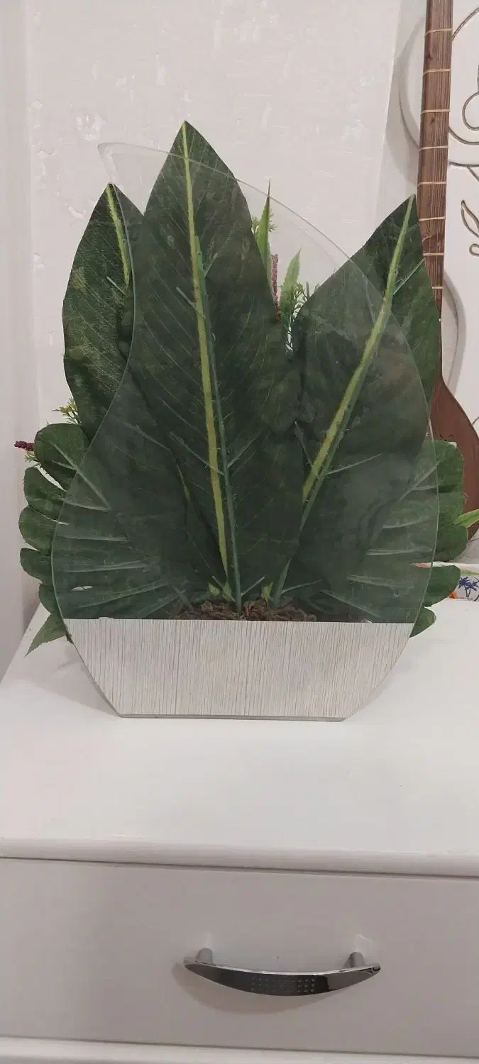 دوعدد گل مصنوعی درحد نو|گل مصنوعی|اندیشه, اندیشه فاز ۱|دیوار