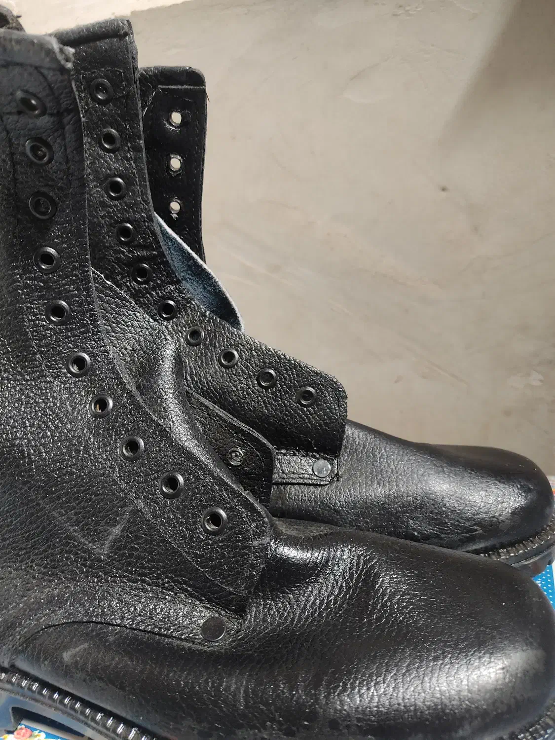 پوتین سربازی|کیف، کفش، کمربند|بابل, |دیوار