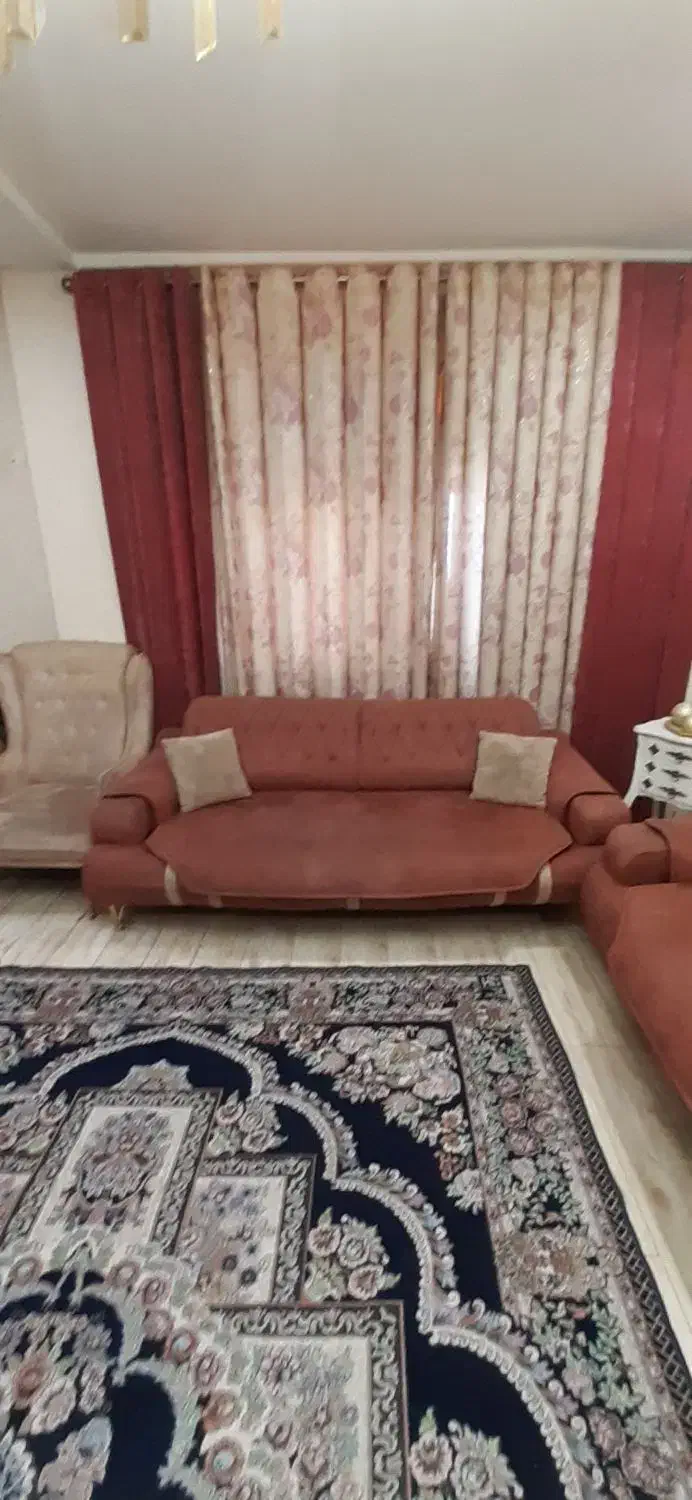 مبل چسترامریکایی با پرده|مبلمان خانگی و میز عسلی|بندر امام خمینی, |دیوار