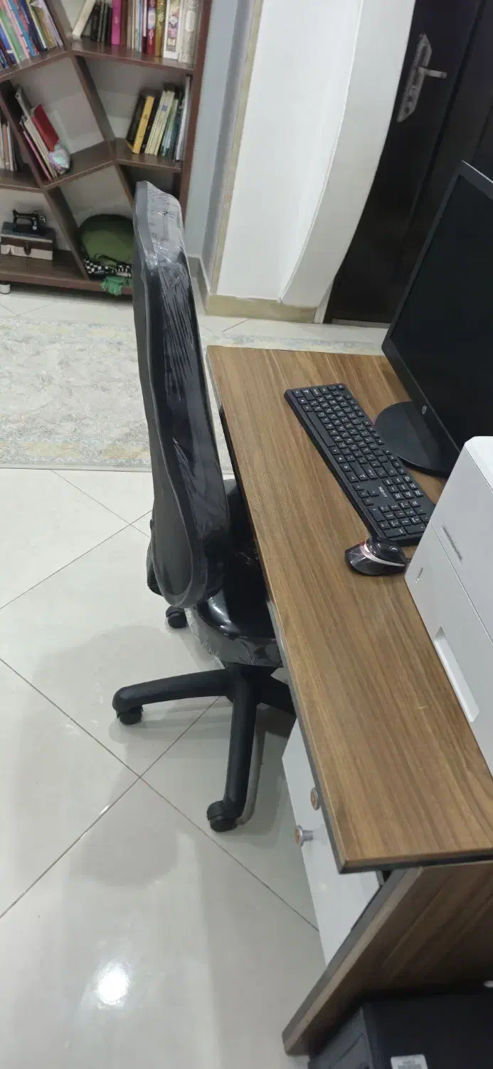 سیستم کامپیوتر با پرینتر و میز و صندلی|رایانه رومیزی|مشکیندشت, |دیوار