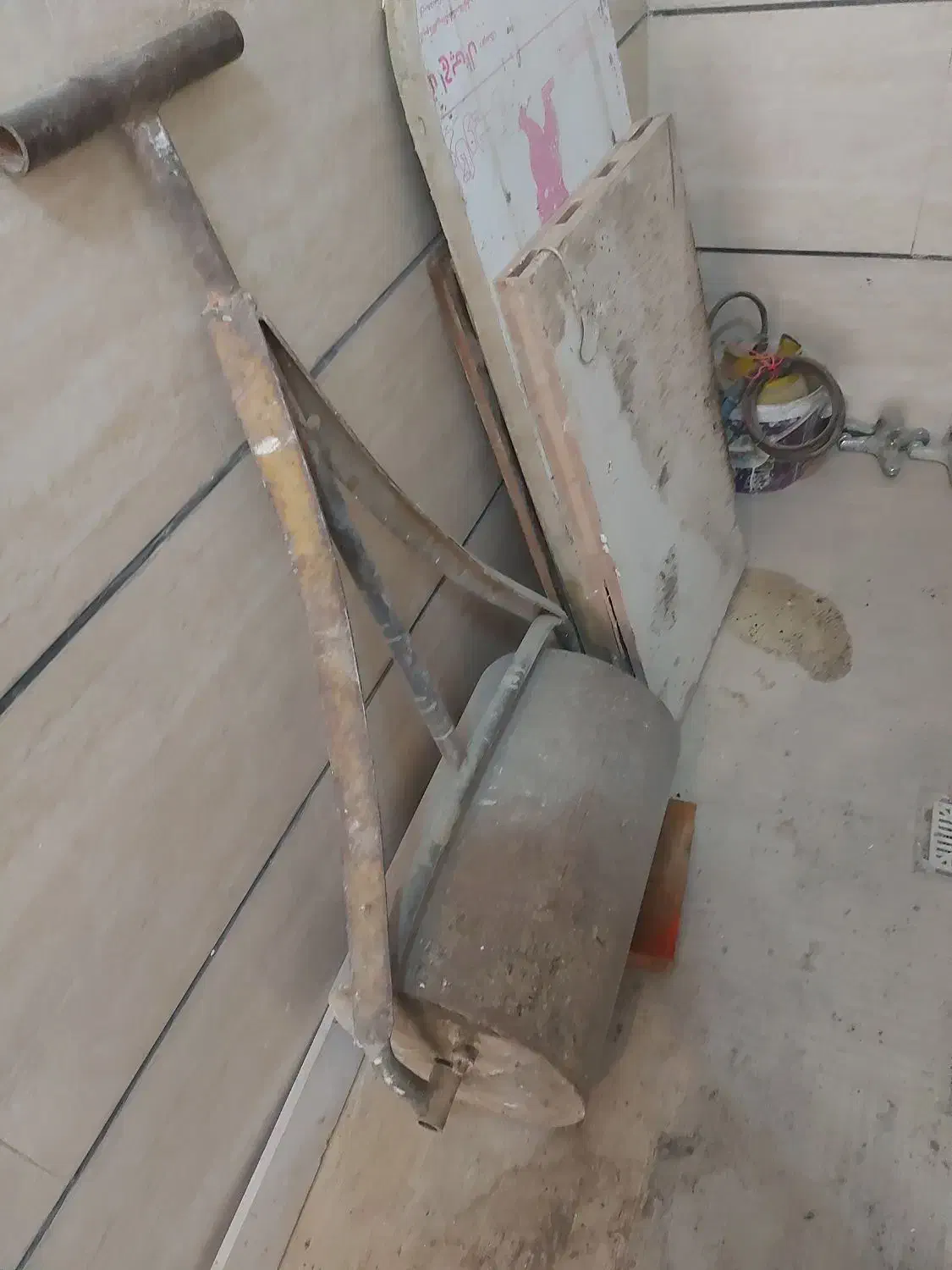 غلتک|ابزارآلات|مشهد, نیزه|دیوار