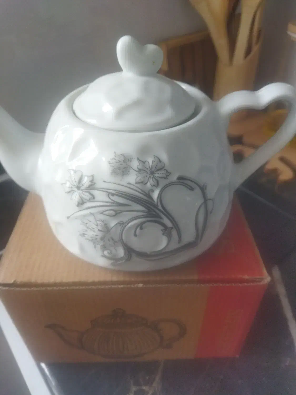 قوری چینی نونوبرجسته با کارتن.نلبکی ۵عدد ۱۰۰ تومان|قوری، کتری، قهوهساز دستی|اراک, |دیوار