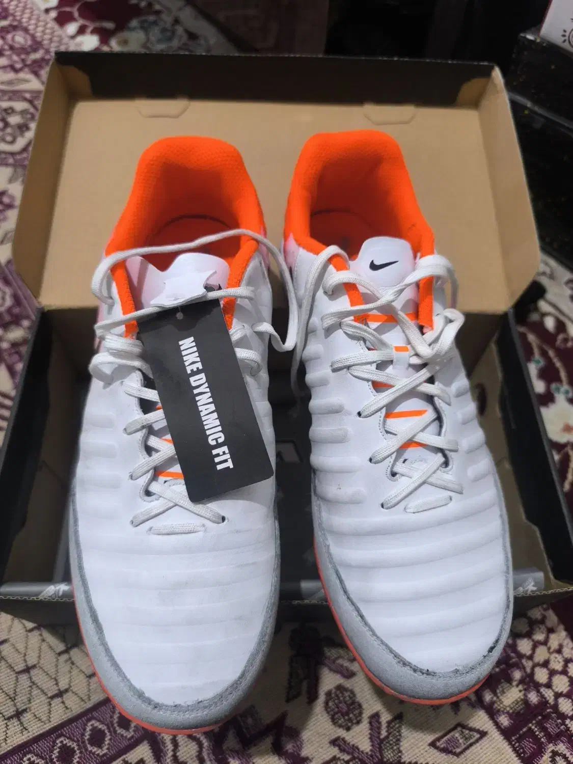 کفش چمن|کیف، کفش، کمربند|مشهد, نیزه|دیوار