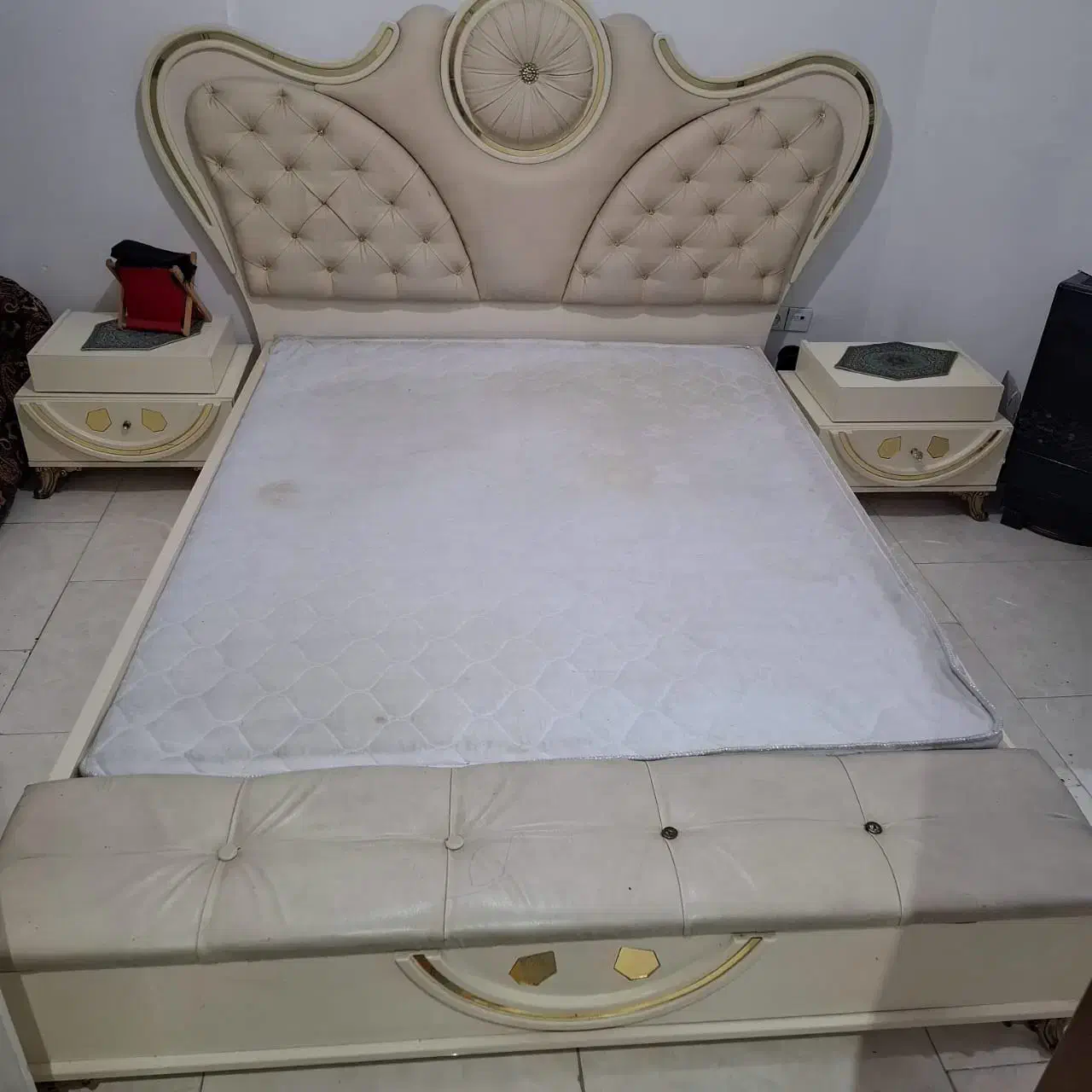تخت‌خواب دونفره کلاسیک به همراه دو پاتختی|تخت و سرویس خواب|کرج, کمال‌شهر|دیوار
