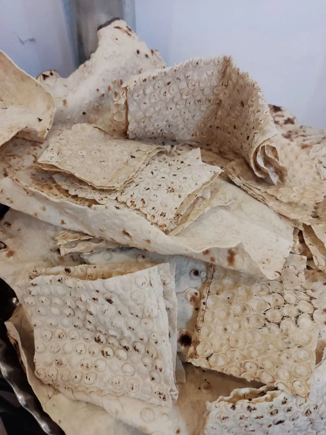 نان خشک شده روی بخاری|خوردنی و آشامیدنی|خمام, |دیوار