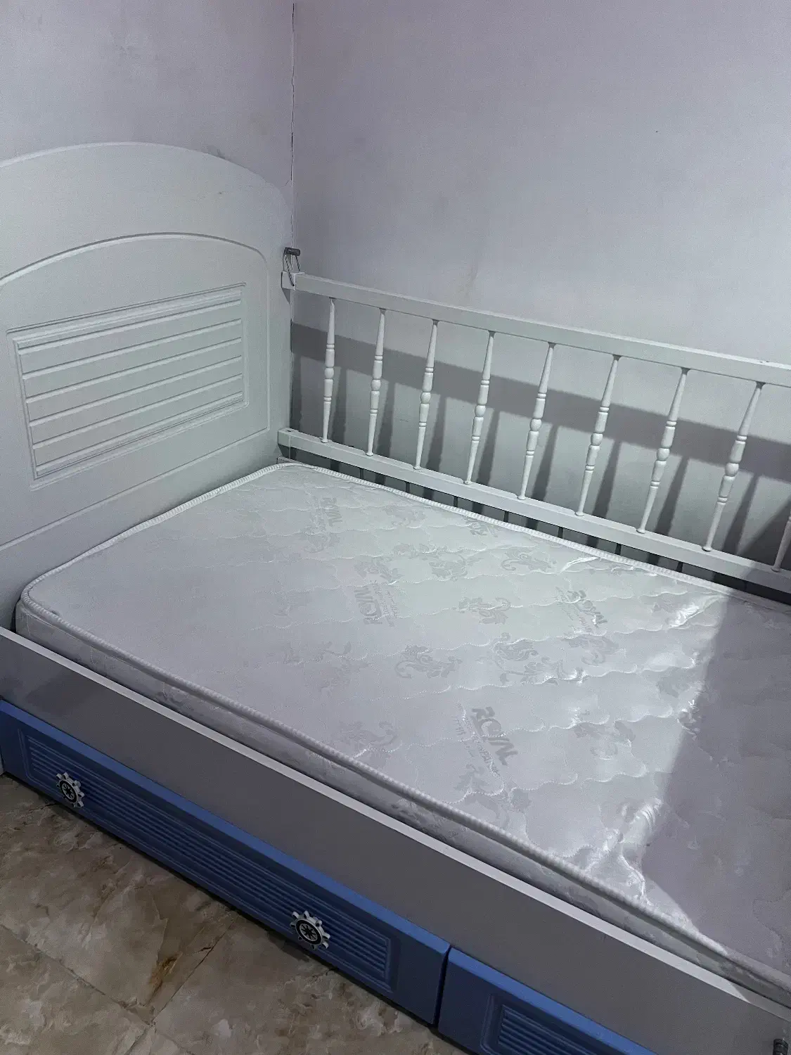 تخت نوزاد ونوجوان با تشک و دوکمد و ویترین|اسباب و اثاث بچه|کهریزک, |دیوار