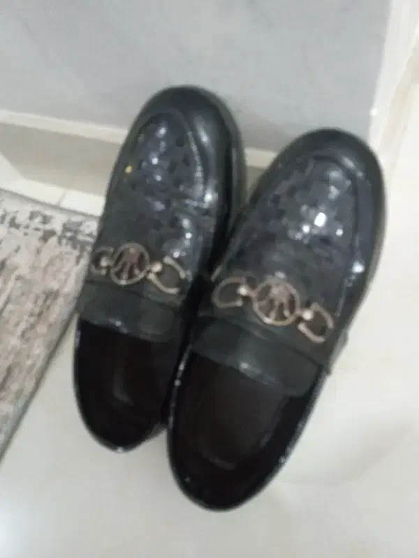 دو جفت کفش مجلسی|لباس|رشت, حمیدیان|دیوار