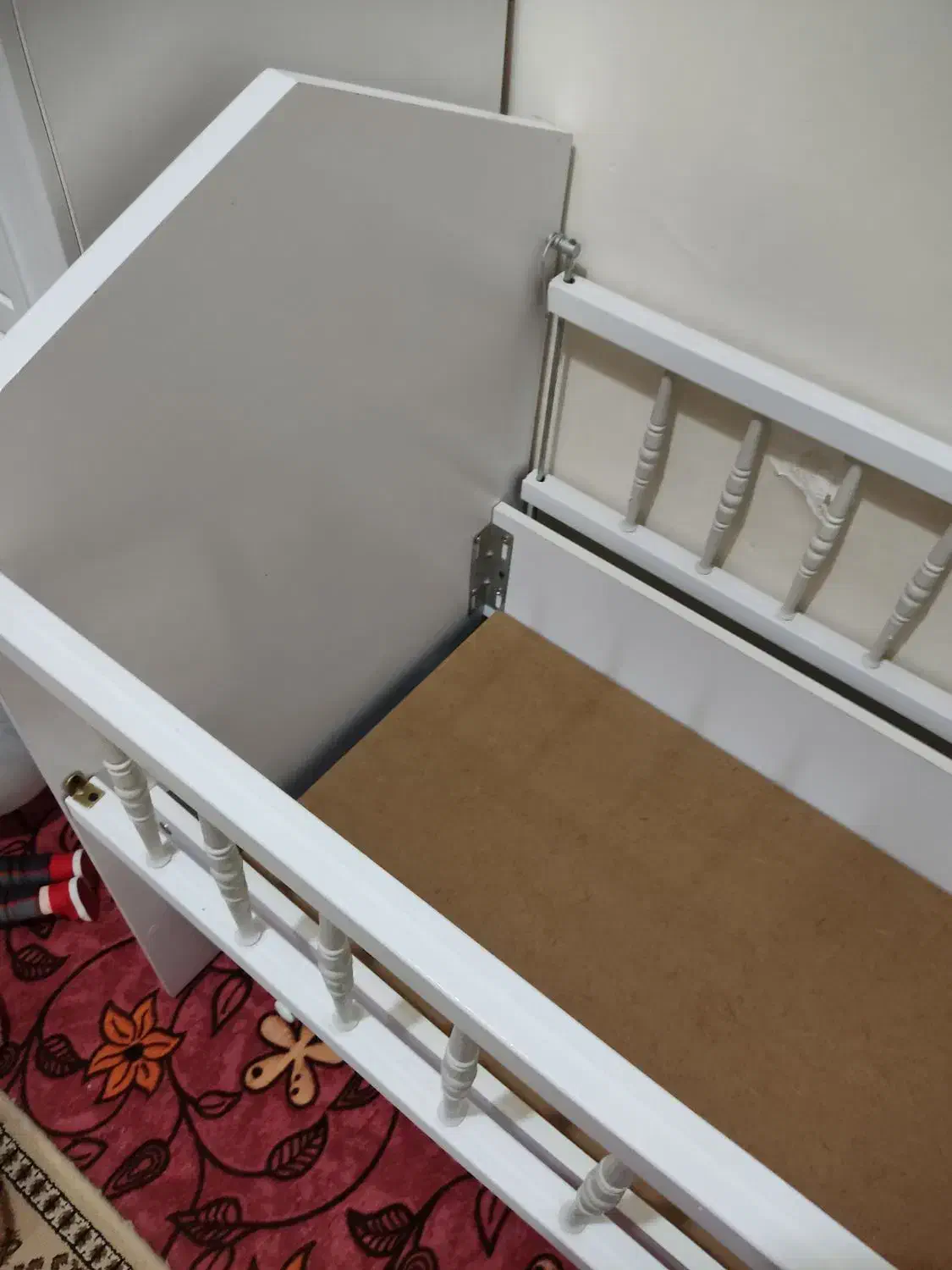 تخت نوزاد بسیار تمیز|تخت و سرویس خواب|باغستان, |دیوار