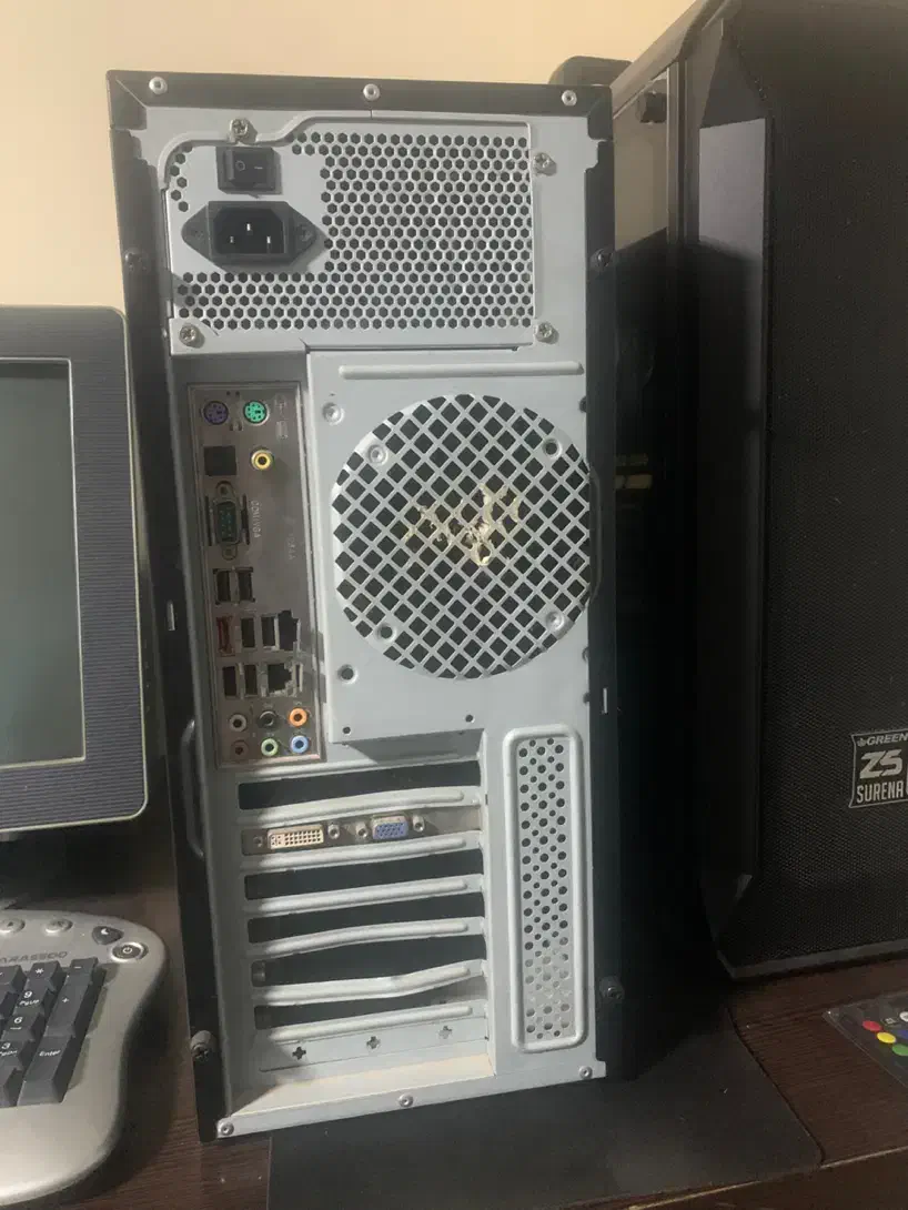 کامپیوتر کیس و کامپیوتر و کیبورد|رایانه رومیزی|چهارباغ, |دیوار