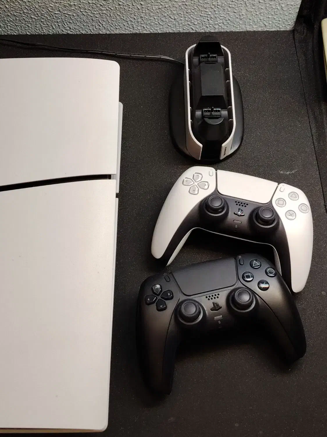 پلی 5 اسلیم دو دسته همراه پایه شارژردسته در حد نو|کنسول، بازی ویدئویی و آنلاین|شاهین‌شهر, مسکن مهر|دیوار