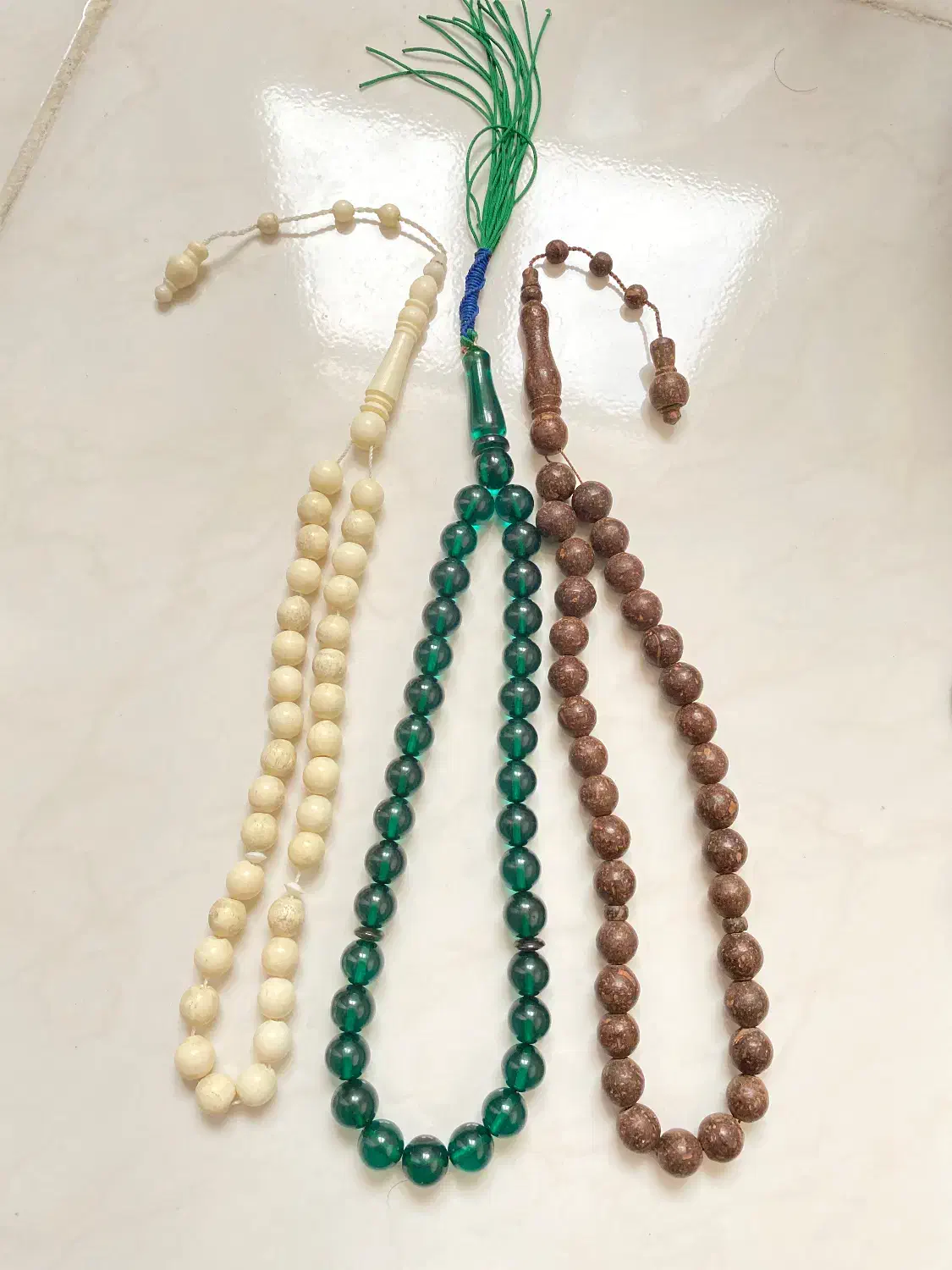 تعدادی نگین و تسبیح|جواهرات|تبریز, |دیوار