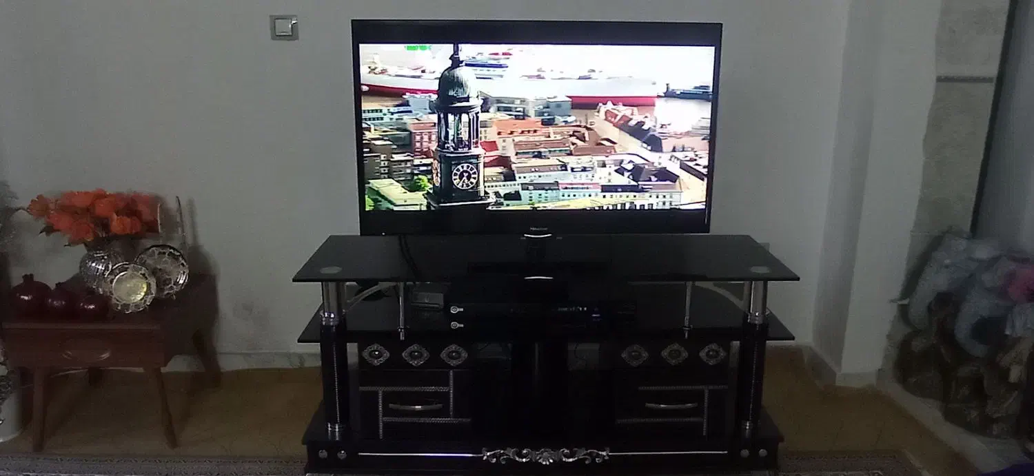 تلویزیون ال ای دی هایسنس همراه با میز|تلویزیون و پروژکتور|اردبیل, |دیوار