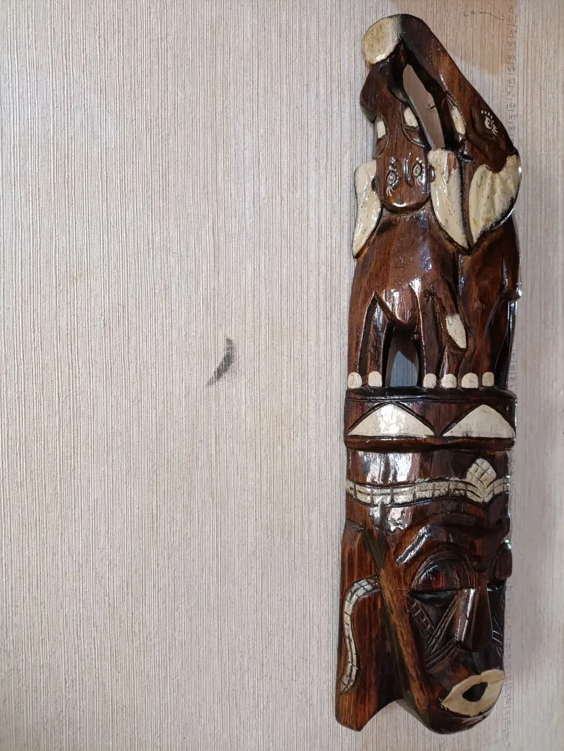 مجسمه چوبی|مجسمه، تندیس، ماکت|گلبهار, شهر جدید گلبهار|دیوار