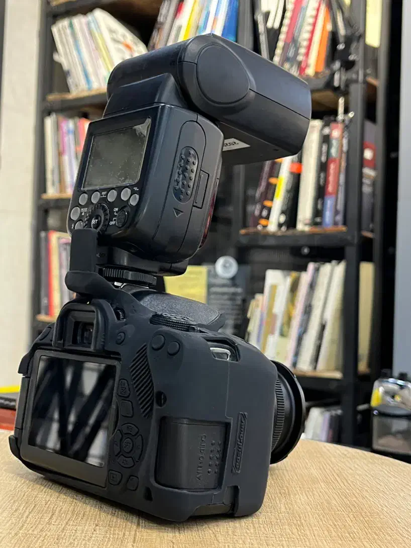 کانن 700D به همراه اسپیدلایت|دوربین عکاسی و فیلم‌برداری|سیرجان, |دیوار