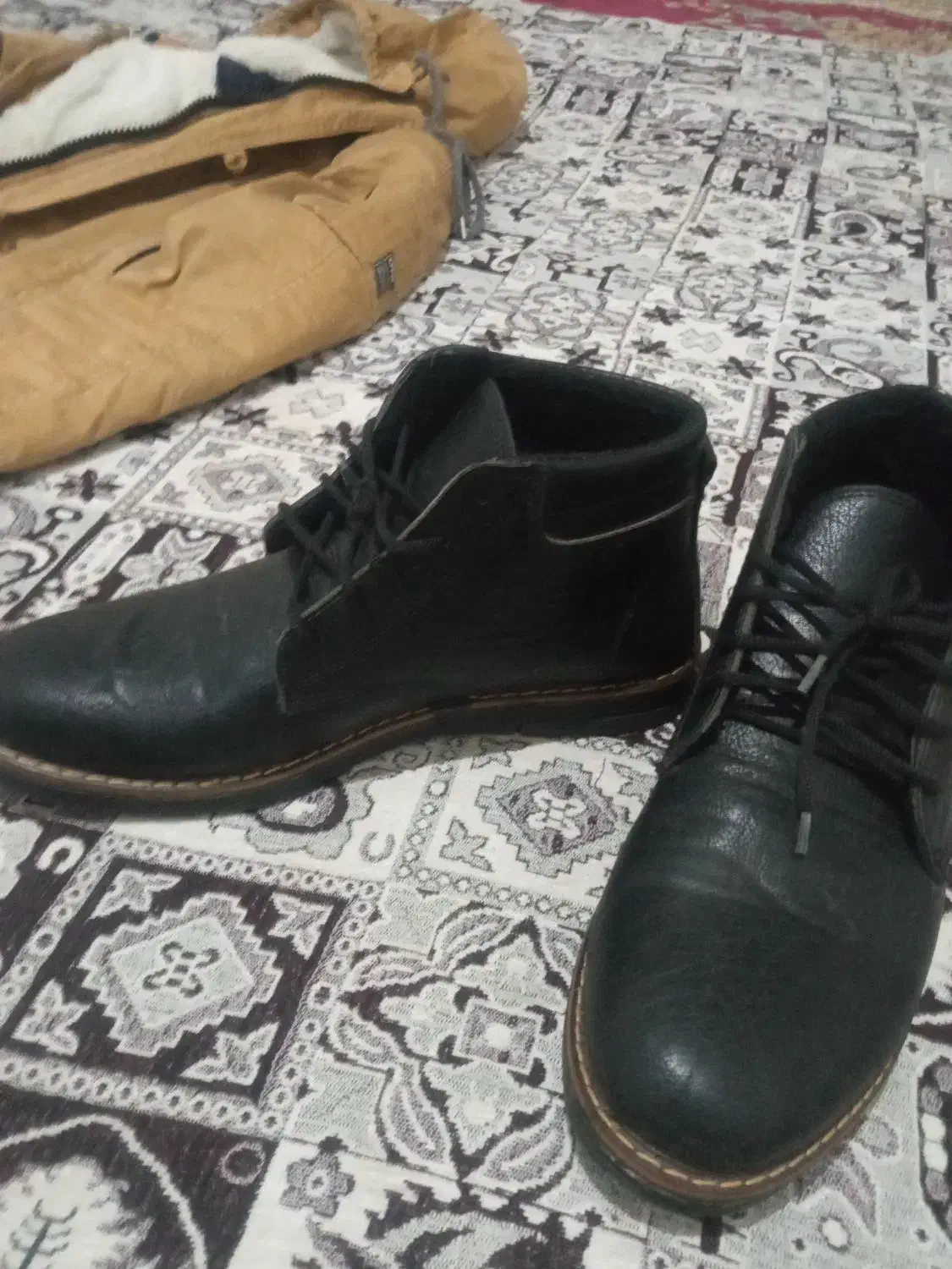 پوطین|کیف، کفش، کمربند|کلاله, |دیوار