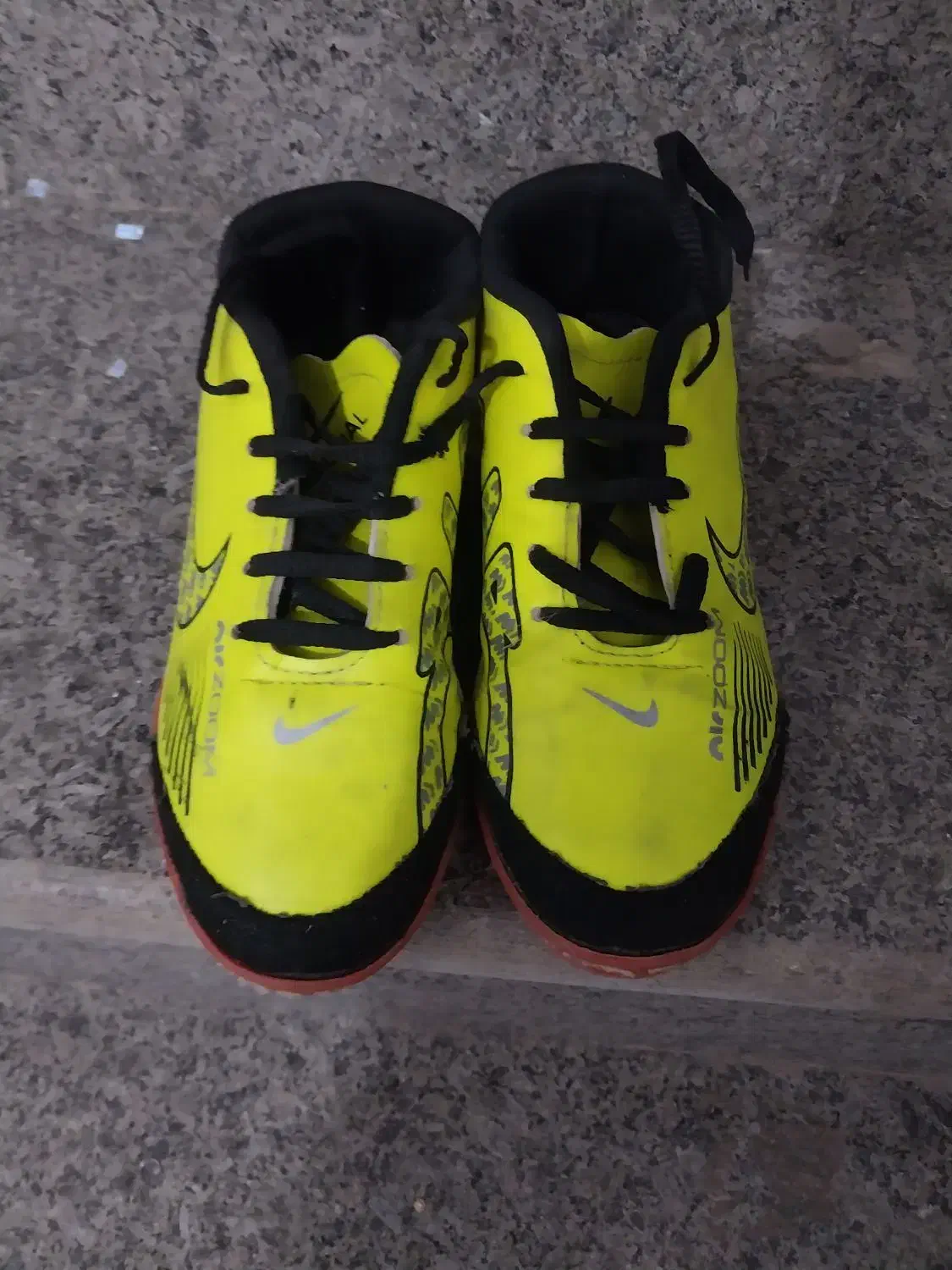 کفش ورزشی|کیف، کفش، کمربند|خوی, |دیوار