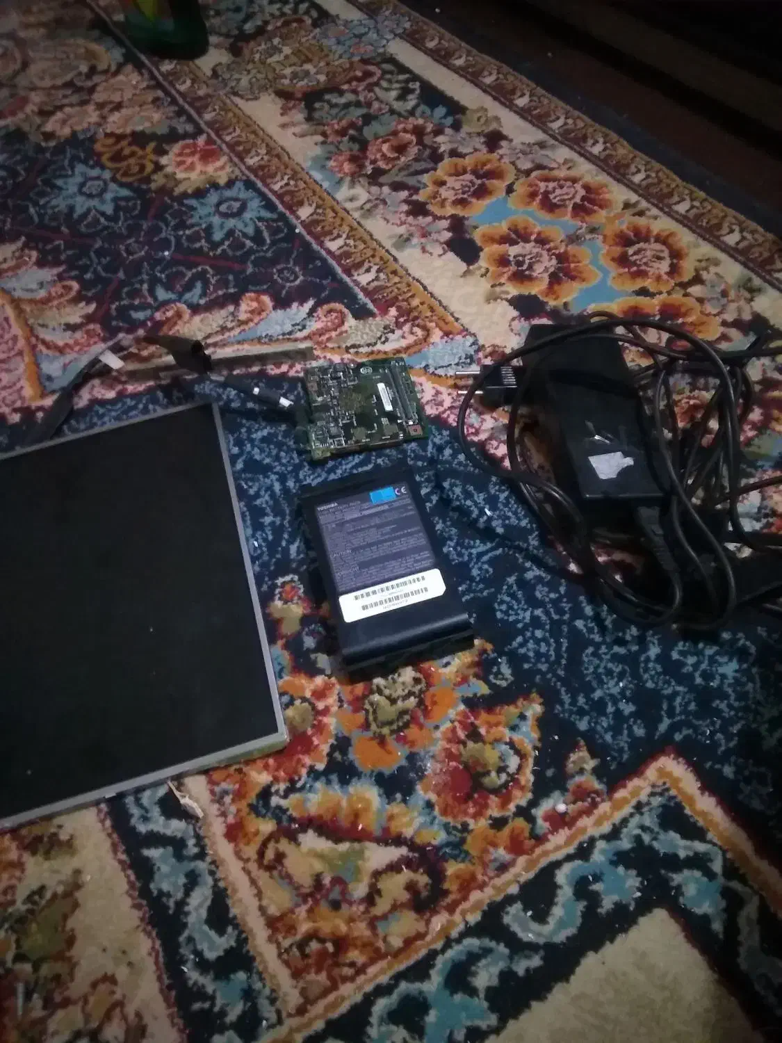 لب تاب فقط ال سی دی و باطری و آدابتور سالم|قطعات و لوازم جانبی رایانه|چغادک, |دیوار