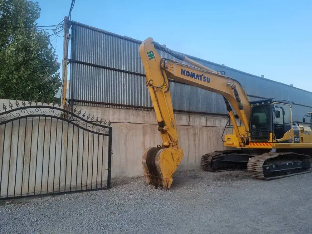 بیل مکانیکی کوماتسو ۲۲۰|خودرو سنگین|میاندوآب, |دیوار