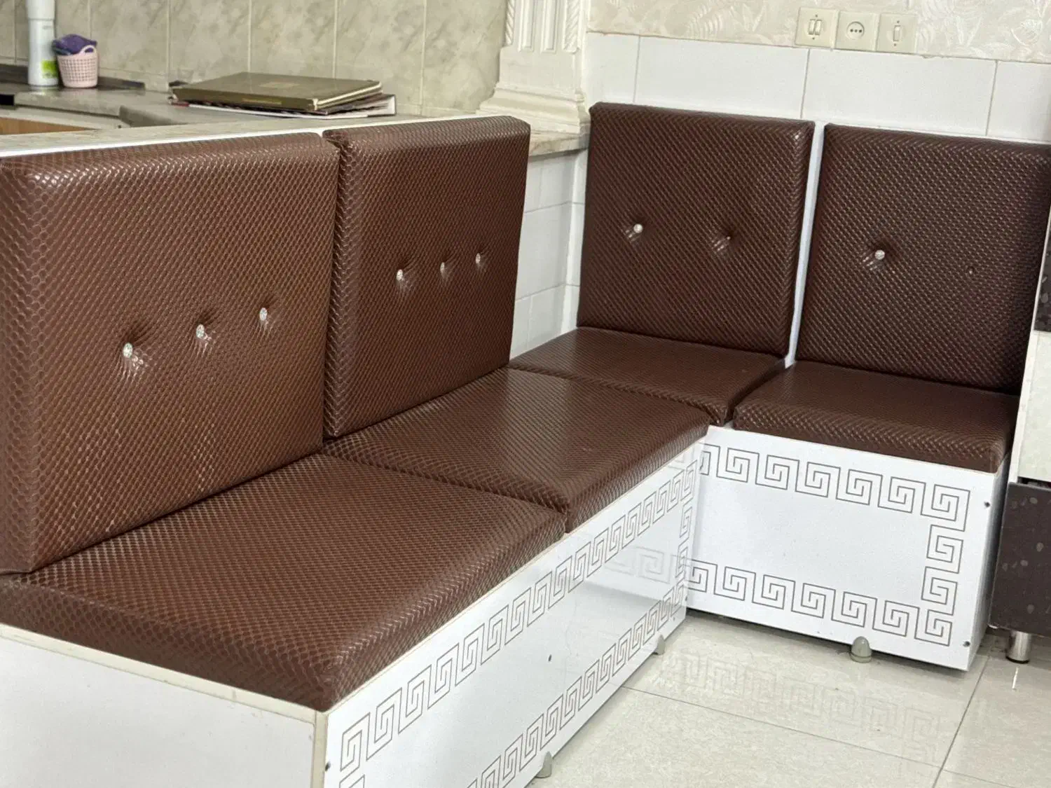 تعدادی دکور و صندلی و لوازم سالن زیبایی قیمت عالی|آرایشگاه و سالن‌های زیبایی|یزد, |دیوار