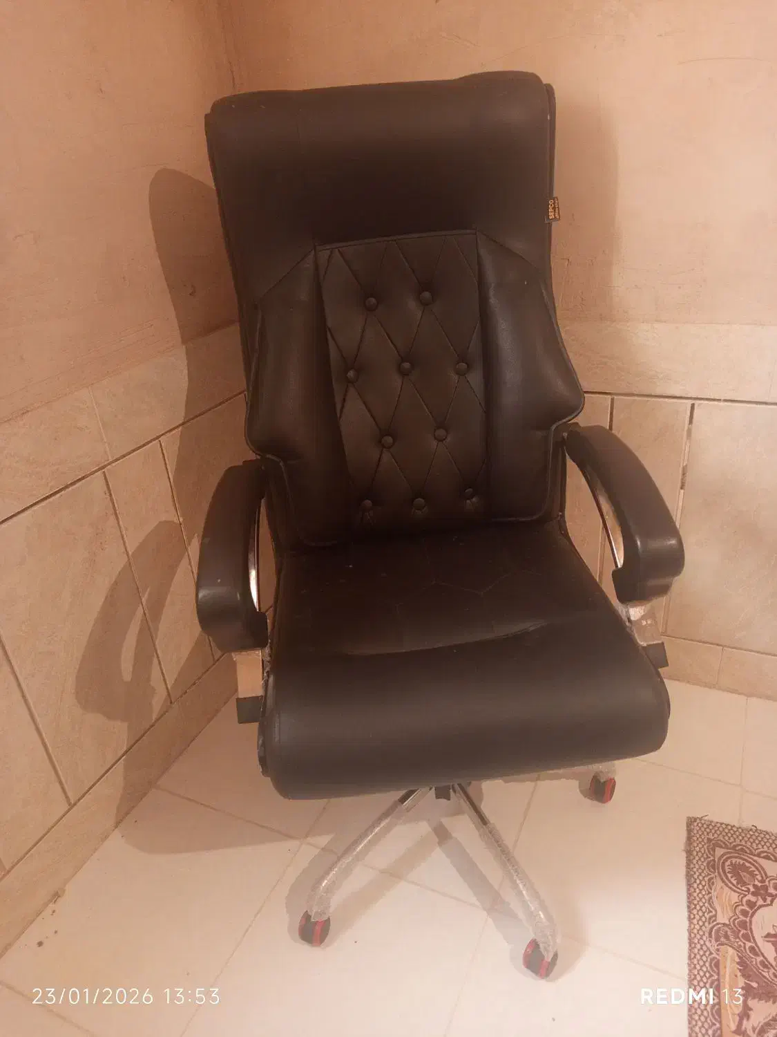 صندلی سالم بدون زدگی|صندلی و نیمکت|شیراز, سرو|دیوار