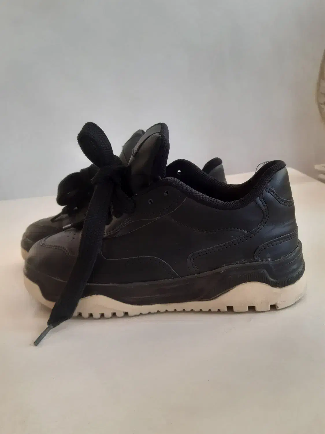 کفش|کیف، کفش، کمربند|شاهین دژ, |دیوار