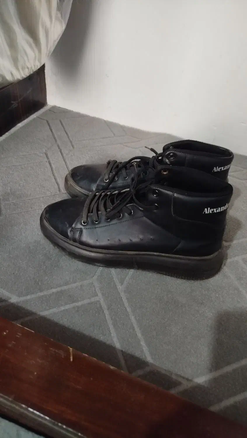 پوتین درحدنو|کیف، کفش، کمربند|رشت, نخودچر|دیوار