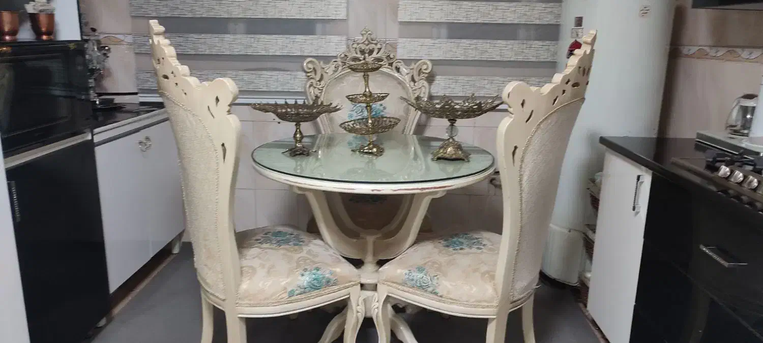 میزغذاخوری ۳نفره تمیزوبه همراه ۲عددگل|میز و صندلی غذاخوری|قنوات, |دیوار