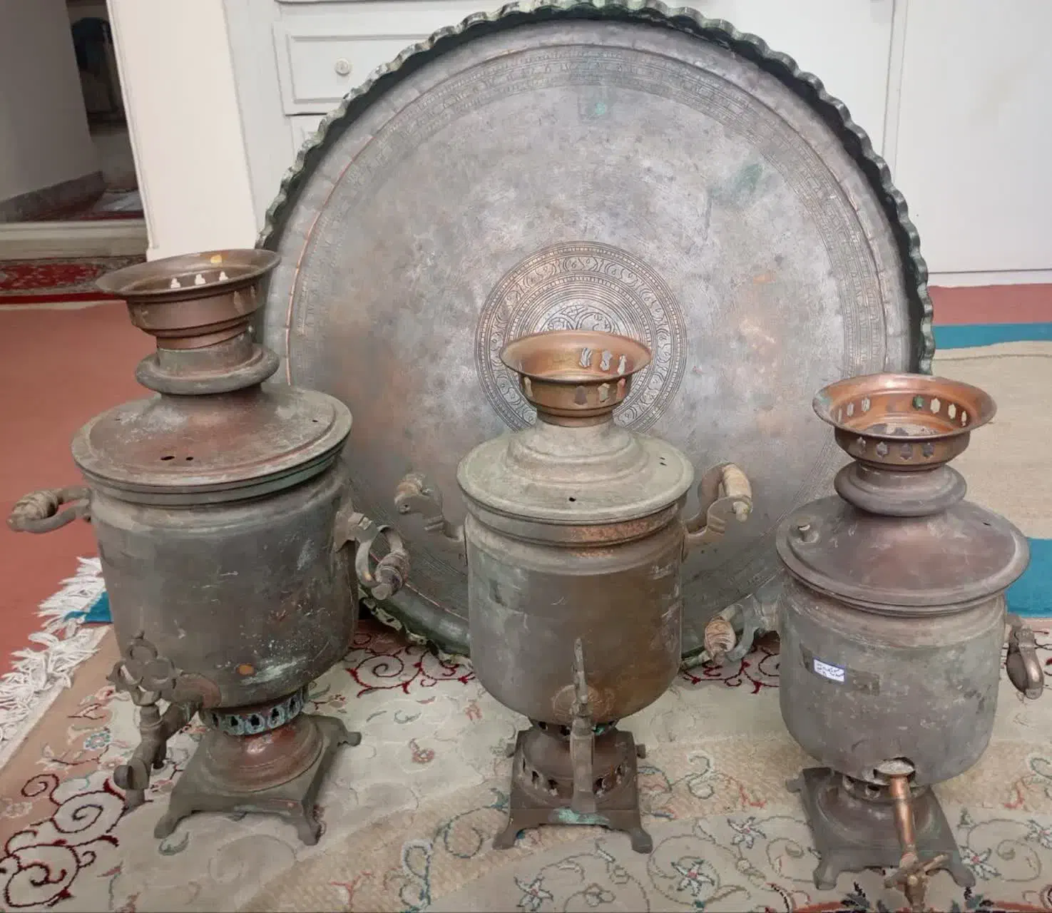 سماور و بخاری و سینی و یا مجمه قدیمی|کلکسیون اشیاء عتیقه|آمل, |دیوار