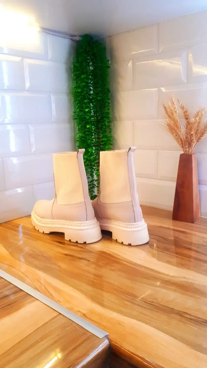 کفش|کیف، کفش، کمربند|مزرعه کتول, |دیوار