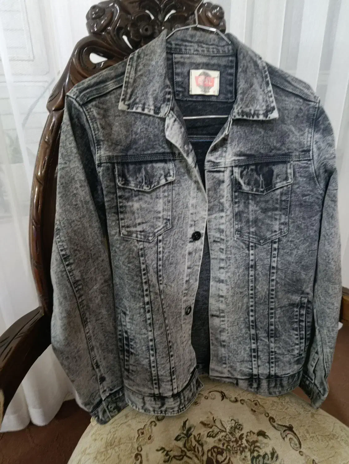 کت لی|لباس|خوی, |دیوار