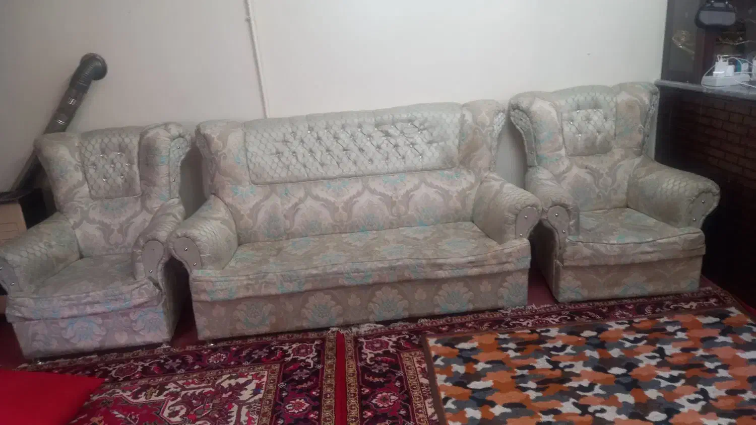 یک دست مبل راحتی|مبلمان خانگی و میز عسلی|باسمنج, |دیوار