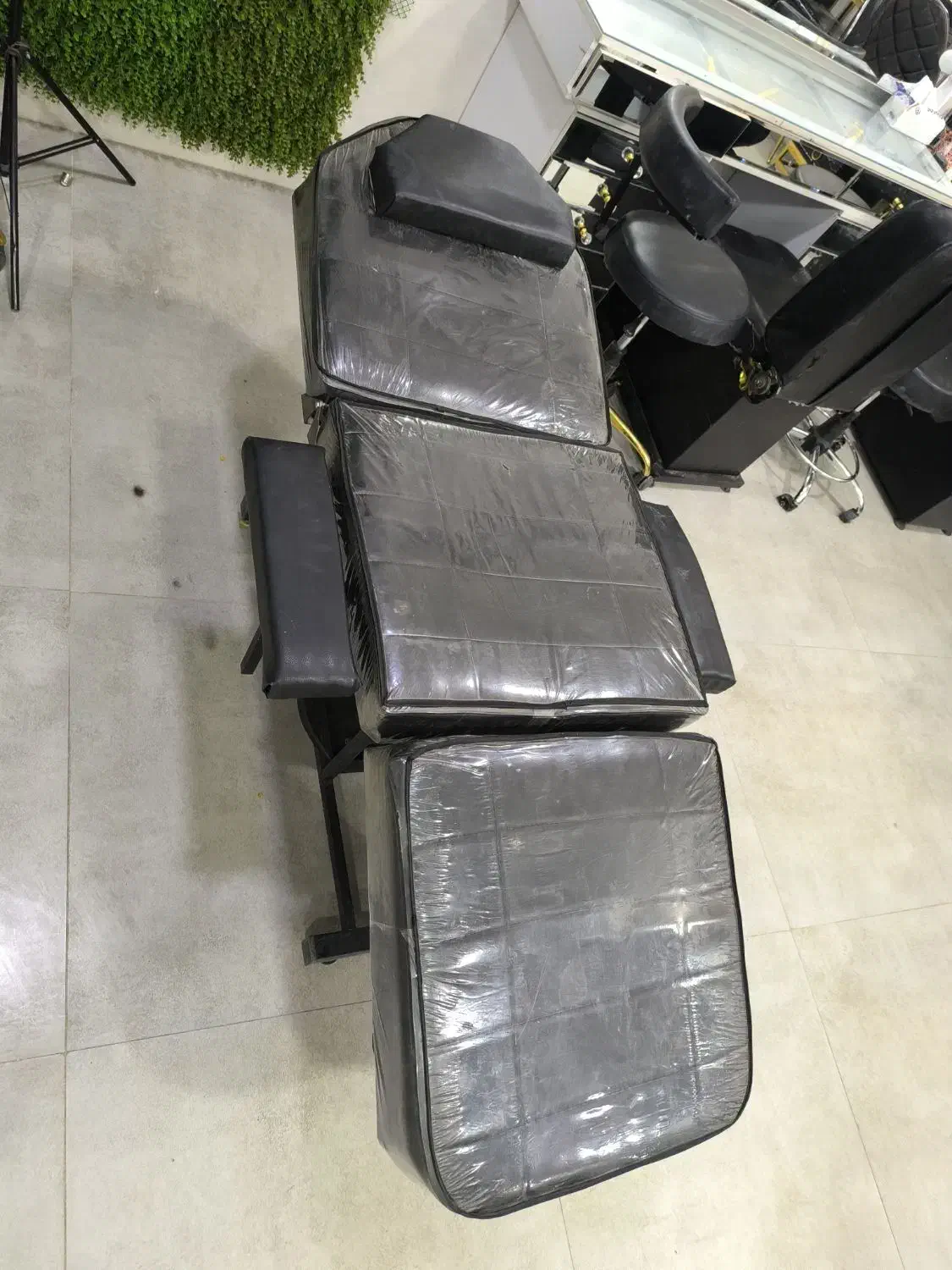 صندلی تخت شو و میز اینه|آرایشگاه و سالنهای زیبایی|بروجرد, |دیوار