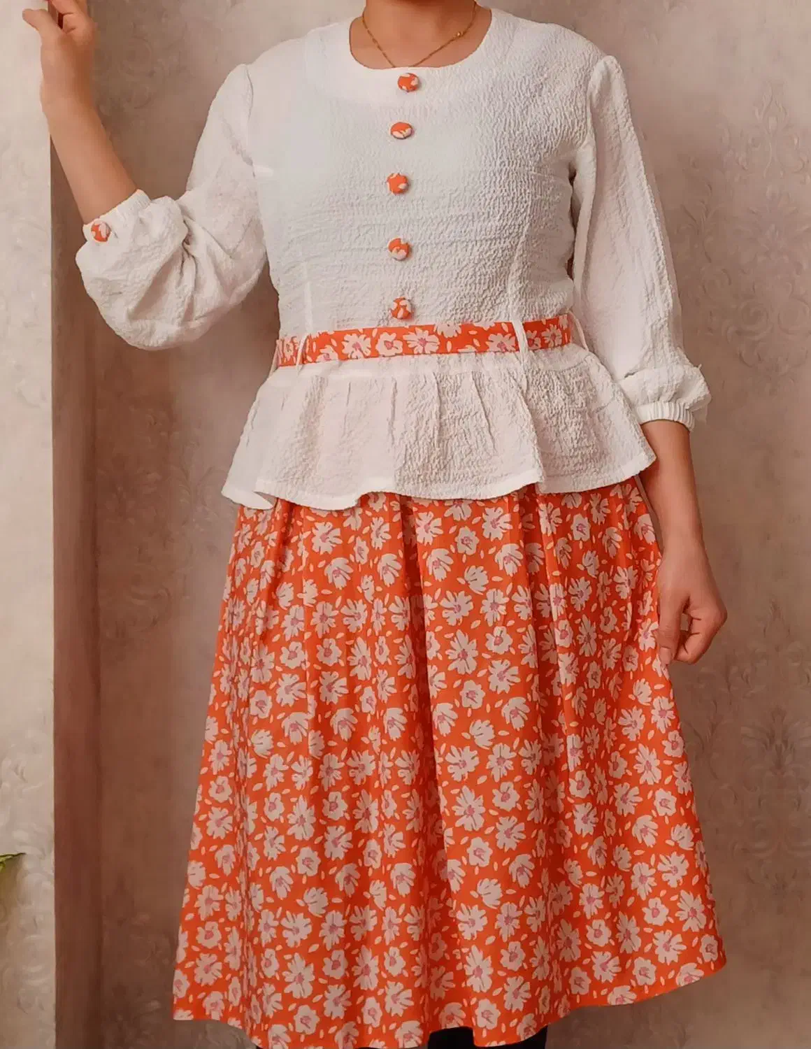 تعدادی لباس|لباس|صدرا-فارس, فاز ۱|دیوار