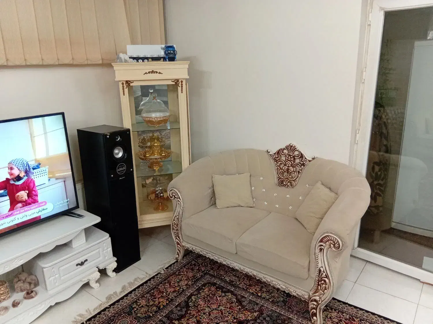 مبل ۷ نفره تمیز بامیز وسط و دو عدد عسلی|مبلمان خانگی و میز عسلی|شاهینشهر, مسکن مهر|دیوار