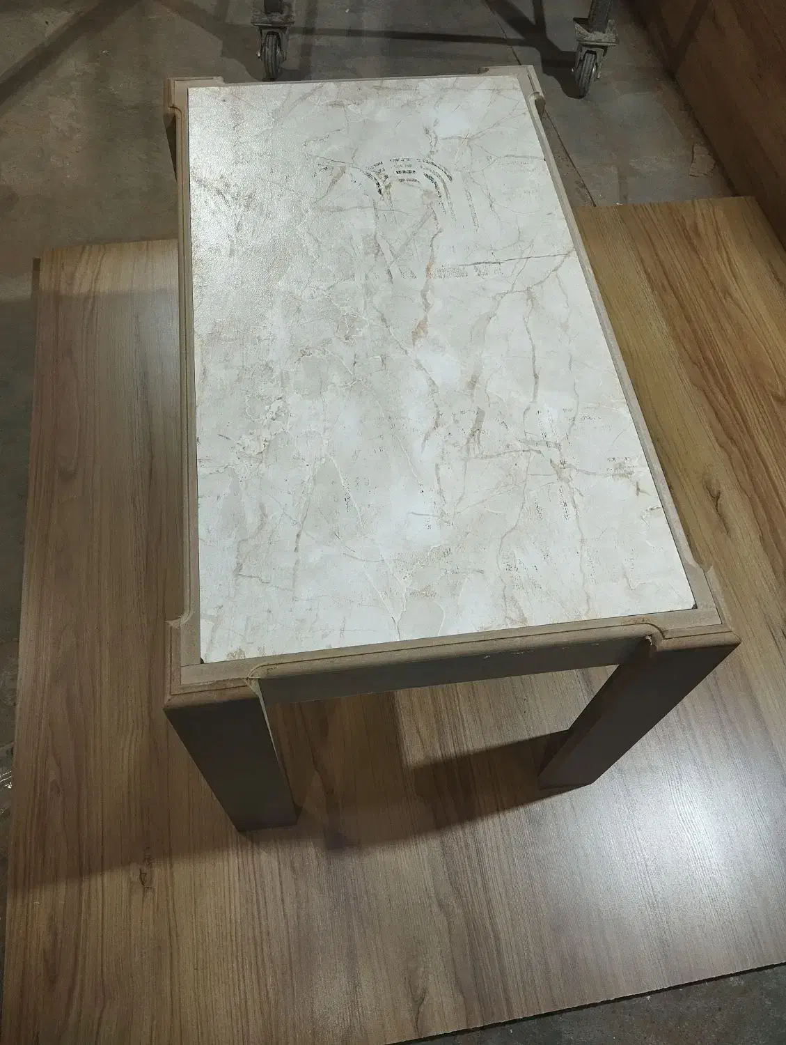 تعدادی میز جلو مبلی|کتابخانه، شلف، قفسه‌های دیواری|کرمان, |دیوار