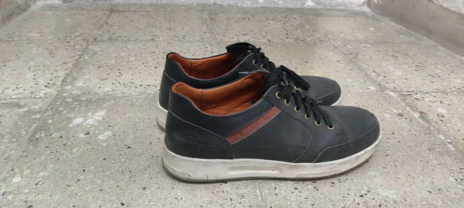 کفش تخت زیرسفید ، درحدنو 42، بدون سر سوزن زدگی|کیف، کفش، کمربند|خرمآباد, |دیوار